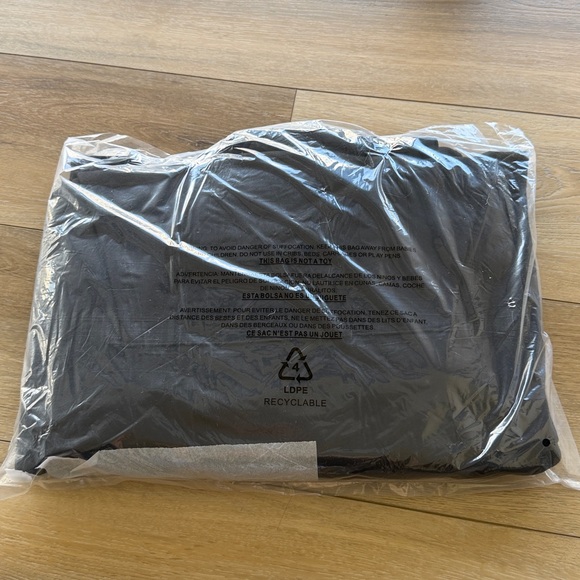 ALO Yoga Renown Heavy Weight Hoodie in Black size large NWT - Picture 5 of 5